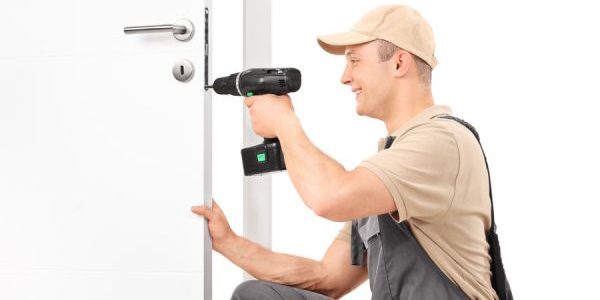 imagen de cerrajero sevilla 24 horas especializado en aperturas en la provincia y en la capital. Trabajamos para el cliente que necesita de nuestros servicios. llamenos al 955 290 117 y solucionaremos su problema. También abrimos cajas fuertes, vehículos y persianas metálicas. Analizaremos su problema y en breve un compañero abrirá su puerta.