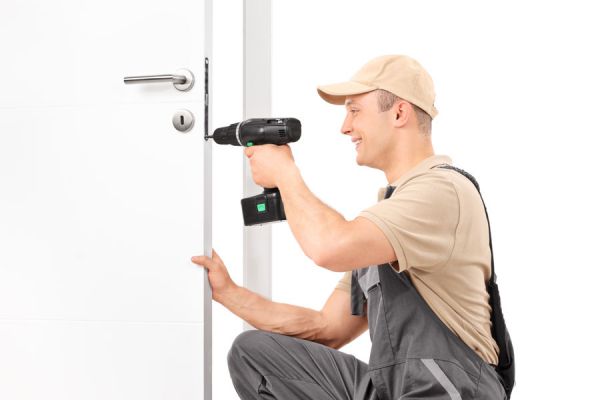 cerrajero-sevilla imagen de cerrajero sevilla 24 horas especializado en aperturas en la provincia y en la capital. Trabajamos para el cliente que necesita de nuestros servicios. llamenos al 955 290 117 y solucionaremos su problema. También abrimos cajas fuertes, vehículos y persianas metálicas. Analizaremos su problema y en breve un compañero abrirá su puerta.